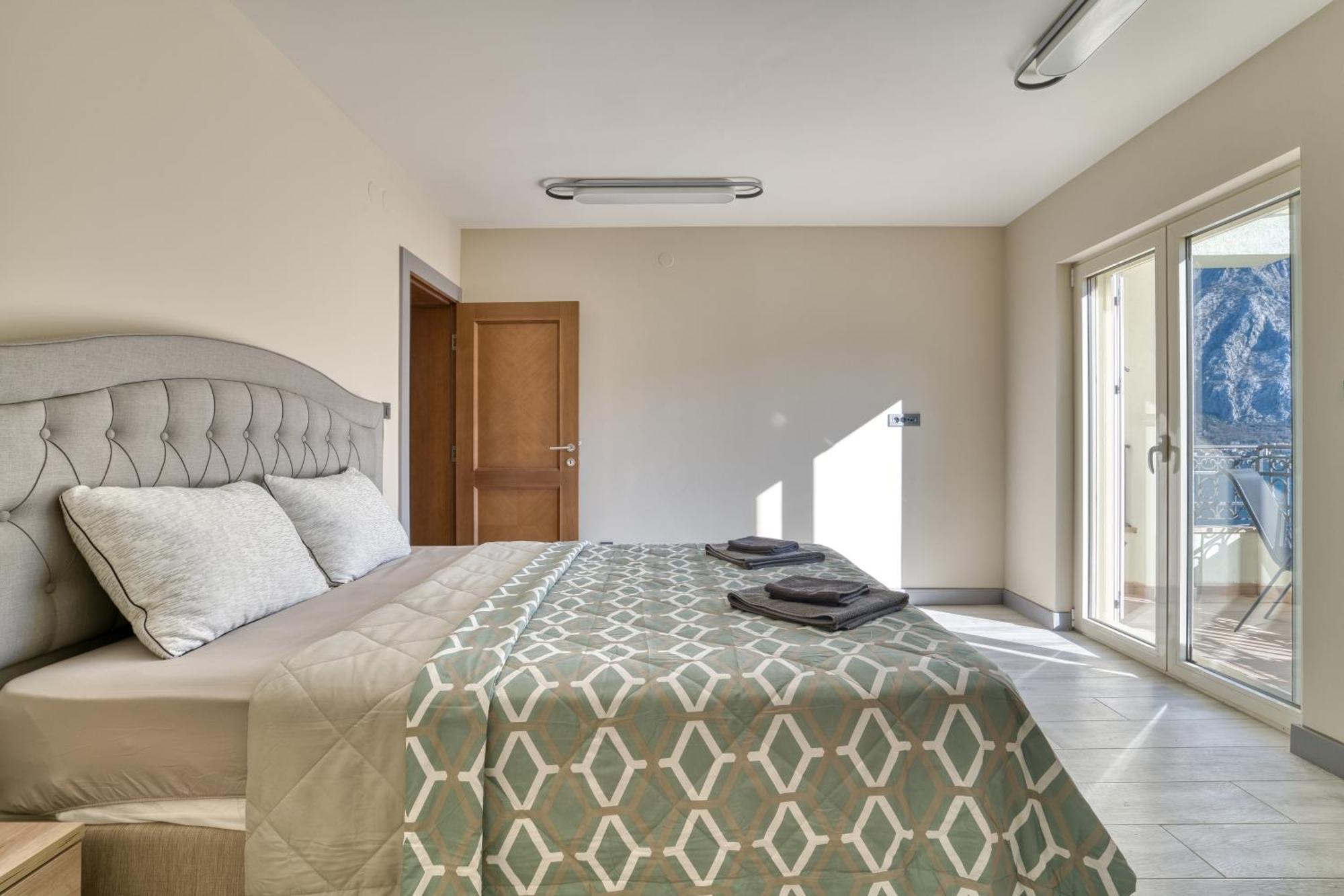 Luxurious 3-Bedroom Apartment By Mn Property 코토르 외부 사진